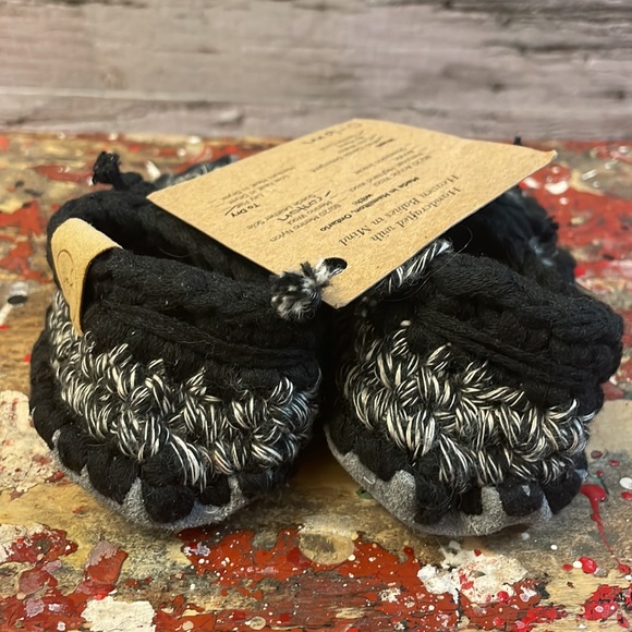 Josiah and Co. Black and White Knit Baby Booties Size 0-6M - Picture 5 of 14